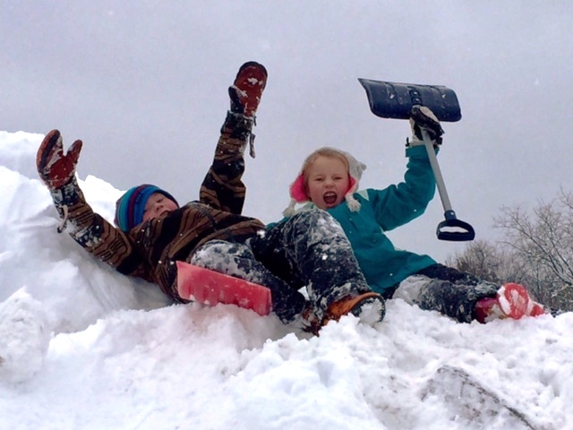 kids-on-snowmound